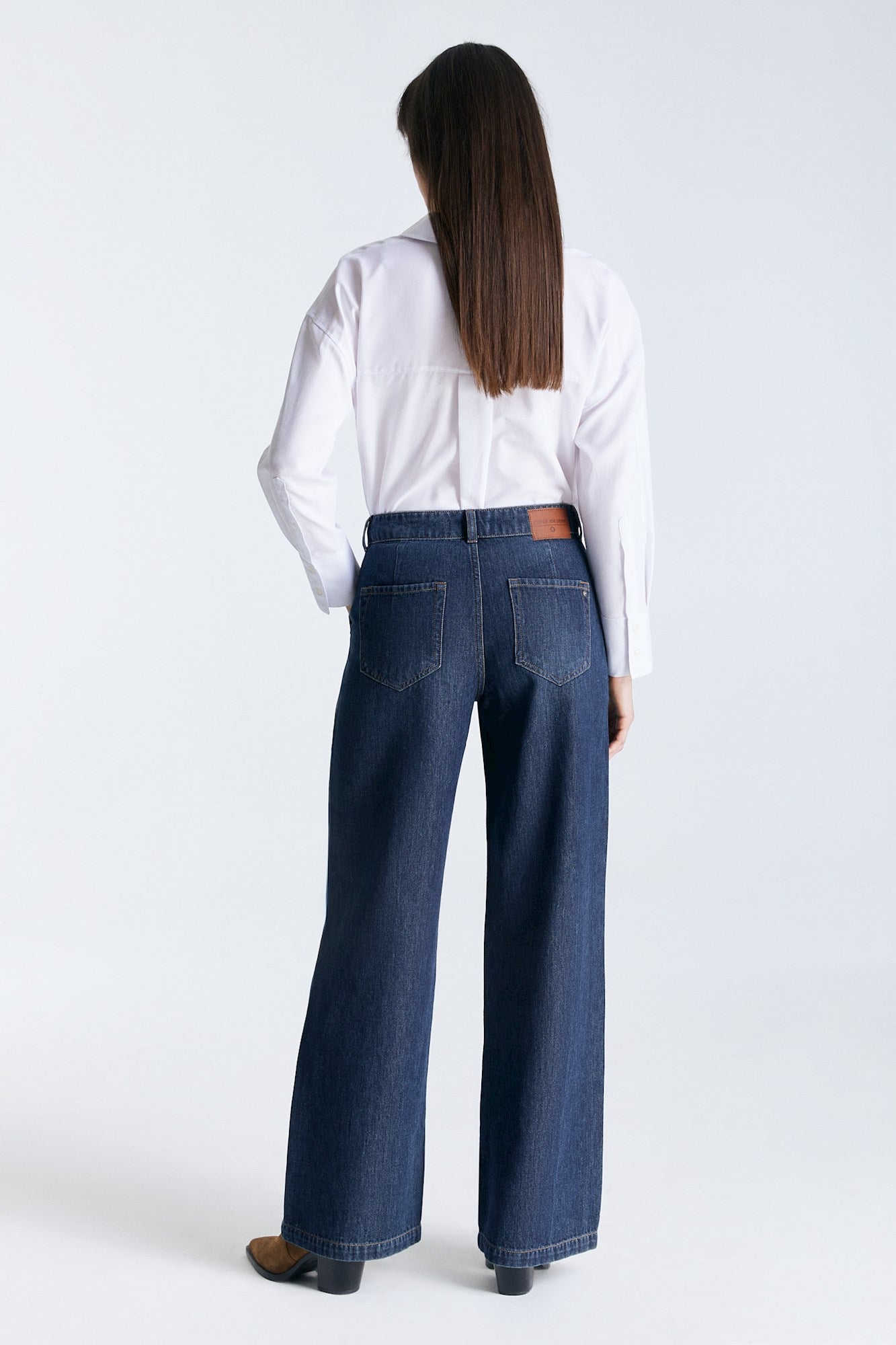 Rückansicht der COJ Maxine Wide Leg Deep Blue Jeans, getragen mit einem weißen Hemd.