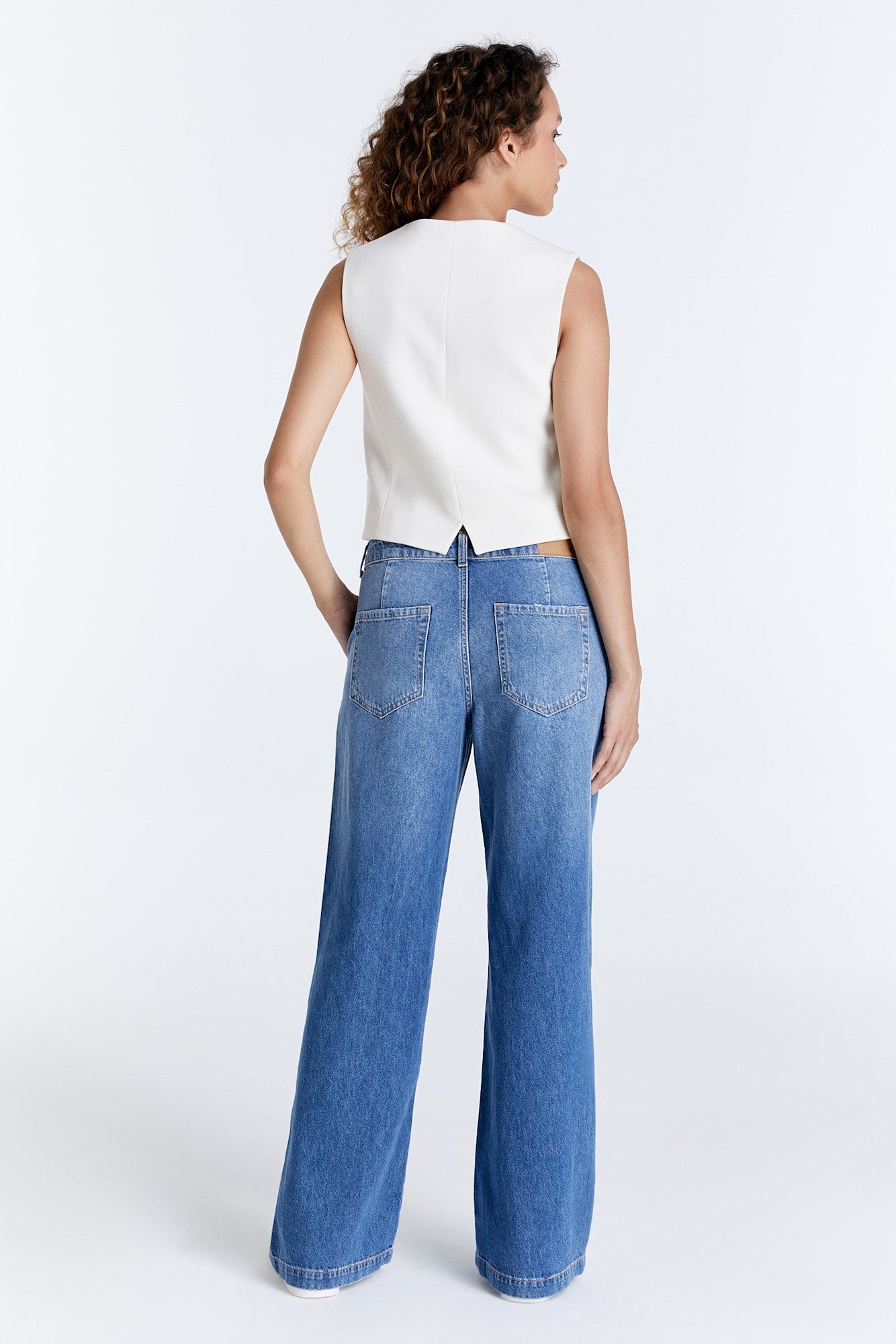 Rückansicht der COJ Maxine Wide Leg Medium Blue Jeans mit lockerem, weit geschnittenem Bein und klassischem Denim-Look.