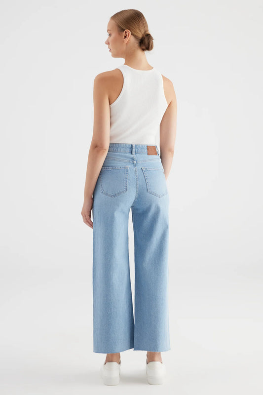 COJ Aura - High Waist Wide Leg - Light Blue Damenjeans in Hellblau, Rückansicht mit weitem Bein und hoher Taille