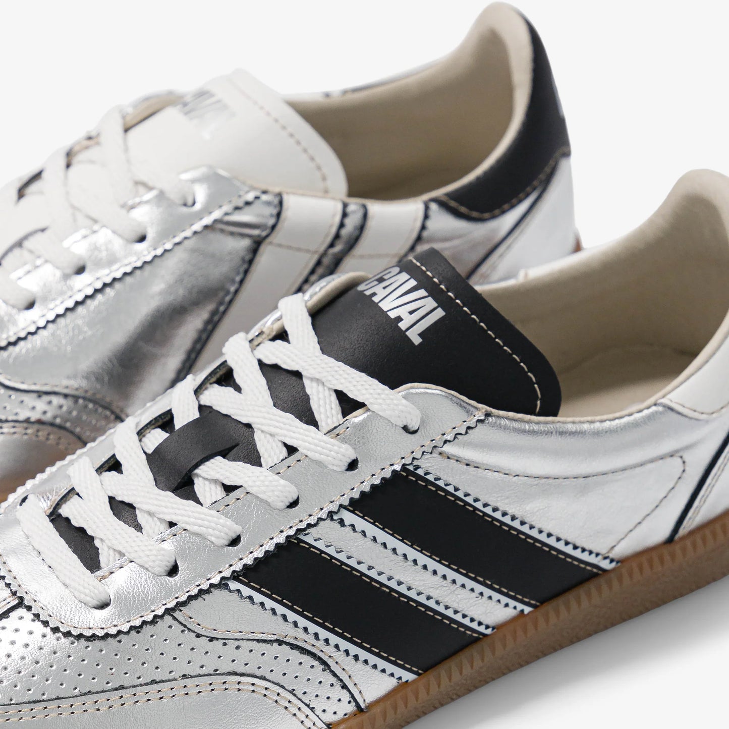 Detailaufnahme des Caval Luna Titanium Sneakers mit silbernem Leder, schwarzen Streifen und weißer Schnürung