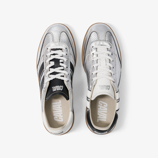 Draufsicht auf den Caval Luna Titanium Sneaker mit weißer Schnürung, silbernem Leder und Caval Branding