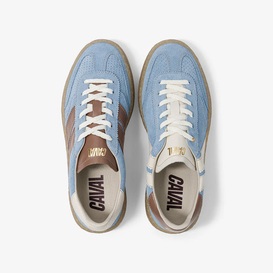 Caval Sky Latte Sneaker in der Draufsicht mit asymmetrischem Design, hochwertigem Innenfutter und klassischer Schnürung im modernen Retro-Look.