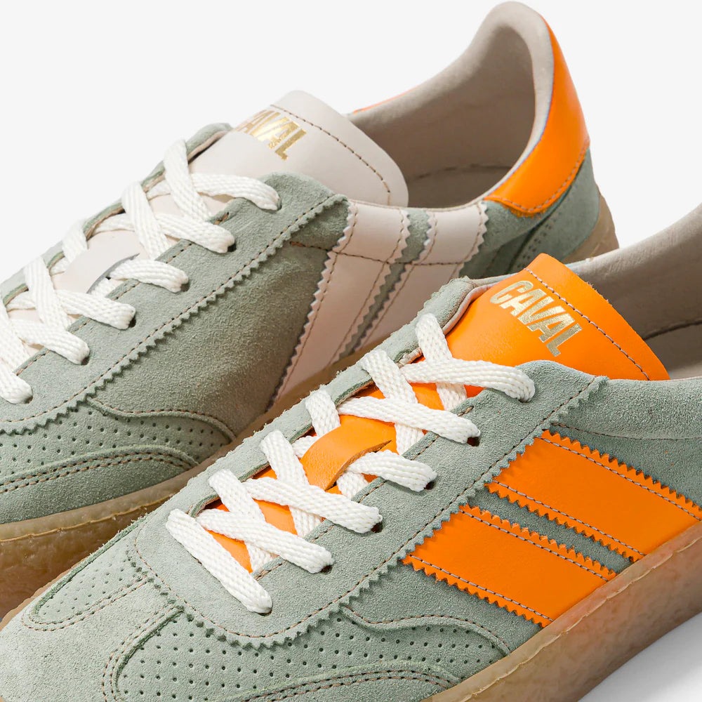 Caval Tropic Zest Sneaker Detailaufnahme mit weißer Schnürung, orangefarbenen Streifen und hochwertigem Veloursleder in Grün