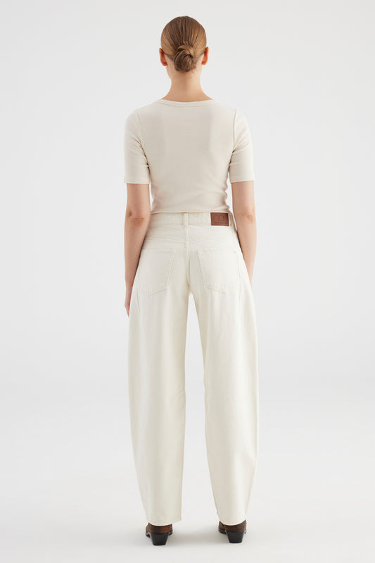 Cup Of Joe Clara - Mid Waist Barrel - Ecru, Damen Jeans in Ecru mit Barrel Fit und mittlerer Bundhöhe, Rückansicht mit Gesäßtaschen