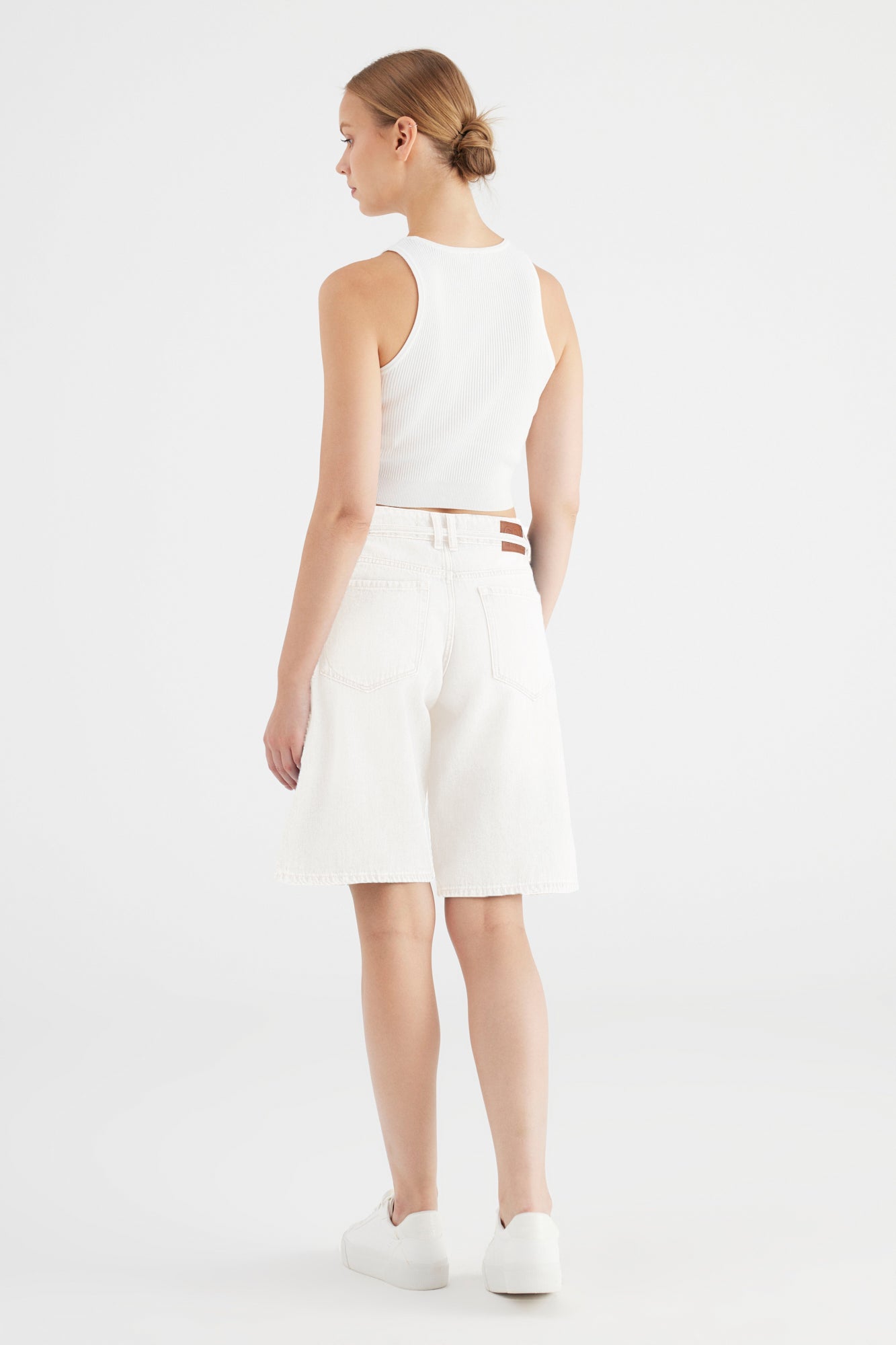 Cup Of Joe Harper - Ecru weite Damen Jeansshorts in Offwhite, Seitenansicht mit lässiger Passform und sommerlichem Look