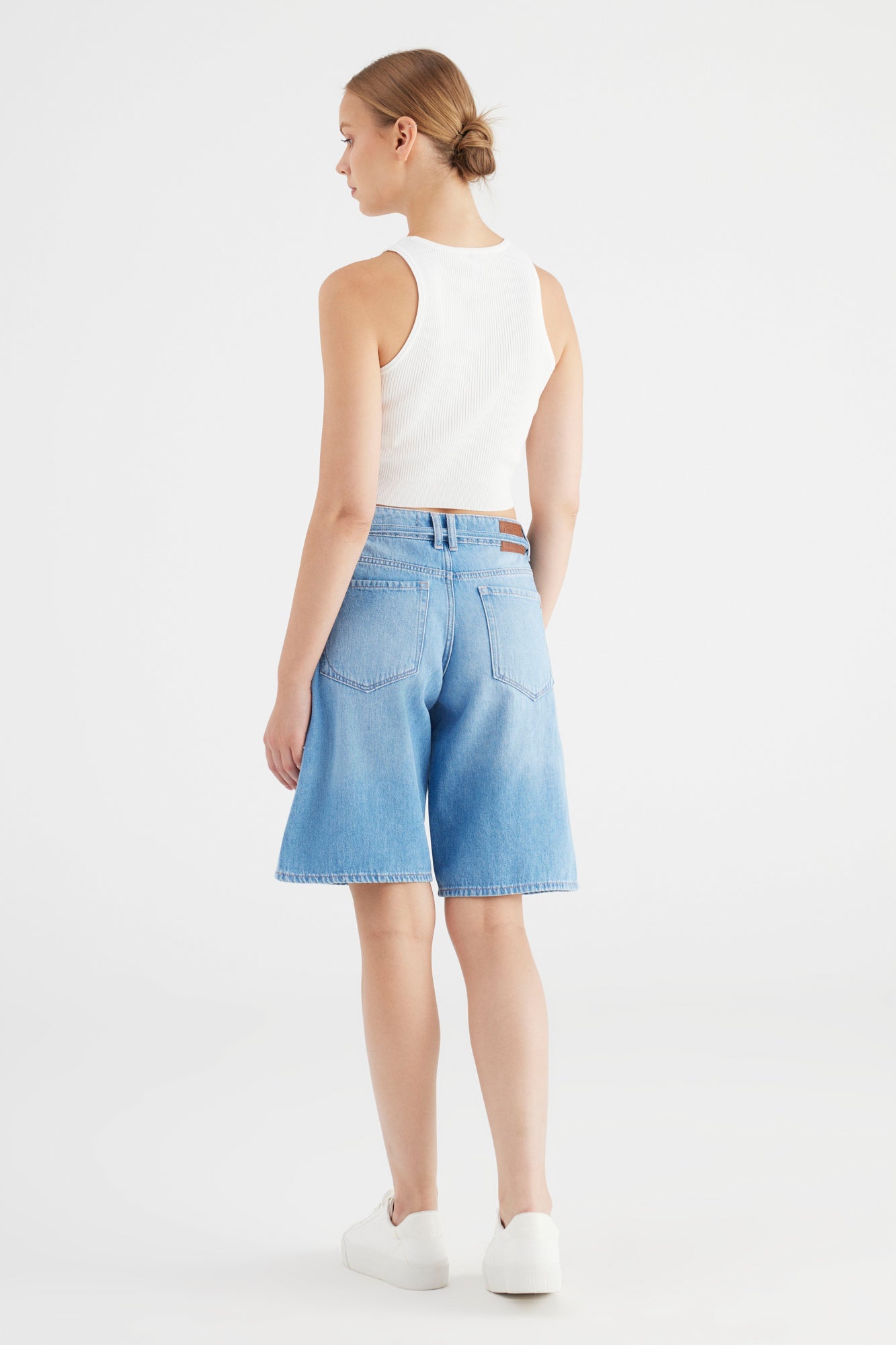 Cup Of Joe Harper - Light Blue Damen Jeans Shorts seitliche Rückansicht mit weitem Schnitt und hellblauer Denim-Waschung