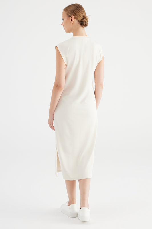 Cup Of Joe Marcia - Stone Damen Kleid in hellem Beige Rückansicht mit ärmellosem Schnitt und Midi-Länge