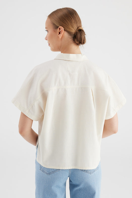 Cup of Joe Jennifer Short Sleeve Shirt - Ecru in Rückansicht, locker geschnittenes Kurzarm-Hemd mit Hemdkragen und fließender Silhouette in sanftem Ecru.