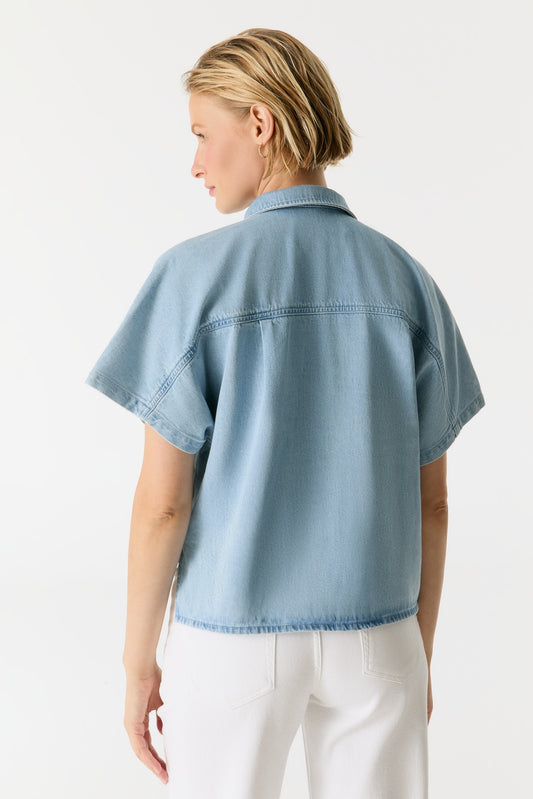 Cup of Joe Jennifer Short Sleeve Shirt - Light Blue in Rückansicht, locker geschnittenes Kurzarm-Jeanshemd mit Hemdkragen und weichem Denim in heller Waschung.