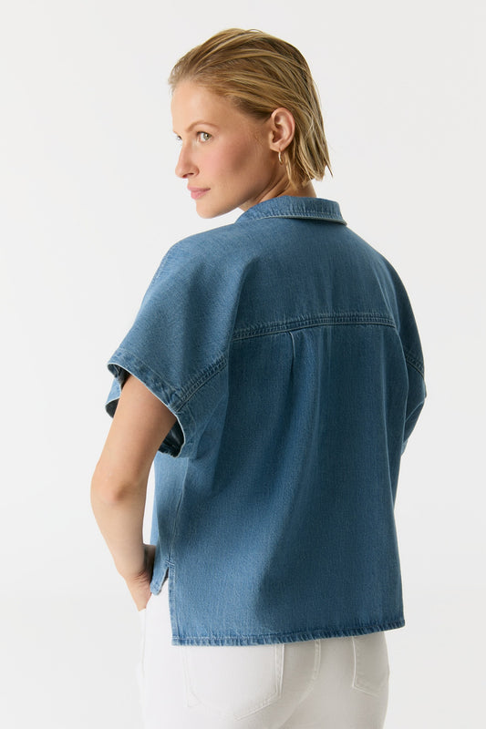 Cup of Joe Jennifer Short Sleeve Shirt - Medium Blue in Rückansicht, lockeres Kurzarm-Jeanshemd mit Hemdkragen und lässigem Schnitt.