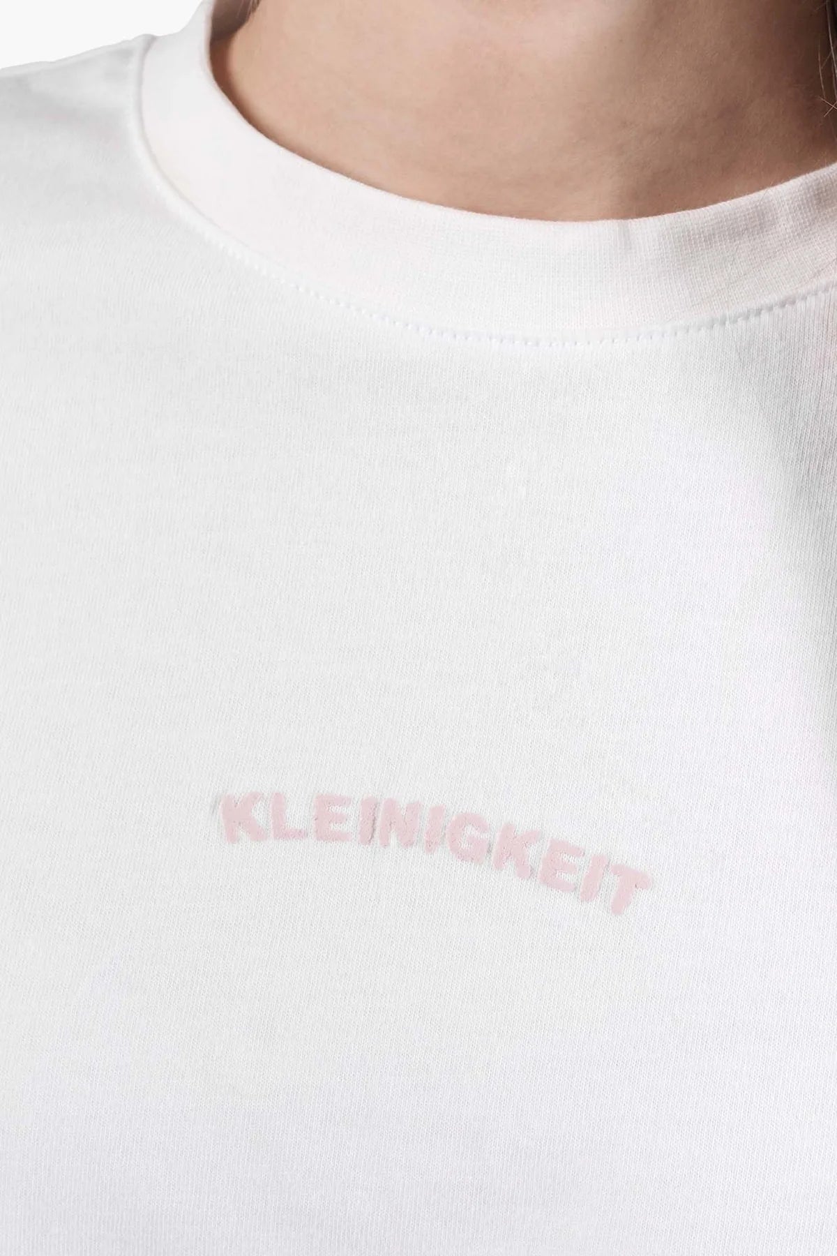 Nahaufnahme vom Frontprint "KLEINIGKEIT" auf dem weißen Kleinigkeit All a Dream Shört für Damen