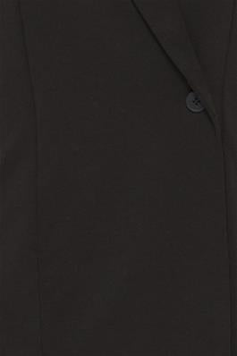 Detailaufnahme des Knopfverschlusses des Fransa Kleids in schwarz Frblazer Dr 2 in hochwertiger Verarbeitung.