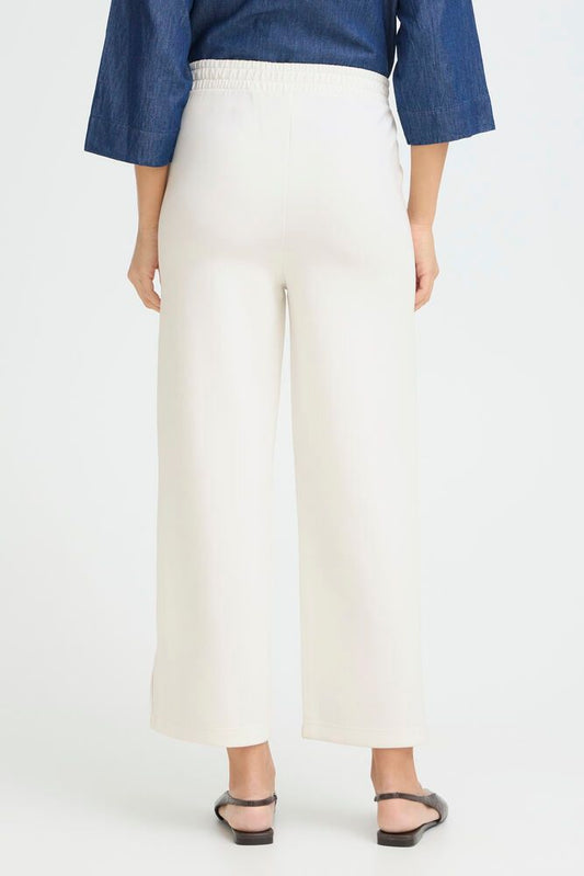 Fransa Aurora Pants - Whisper White in Rückansicht, weite Stoffhose mit elastischem Bund und geradem, verkürztem Bein in elegantem Off-White.