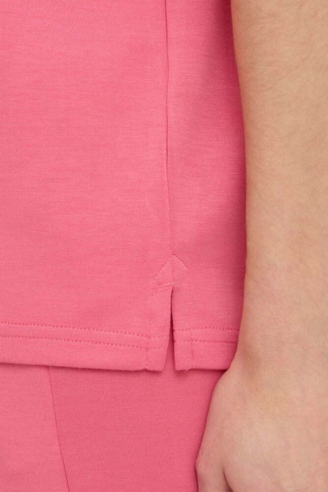 Detailaufnahme des Fransa Aurora Shirt - Honeysuckle: weicher Stoff in Honeysuckle-Rosa mit kleinem Seitenschlitz am Saum und sauber verarbeiteter Naht.