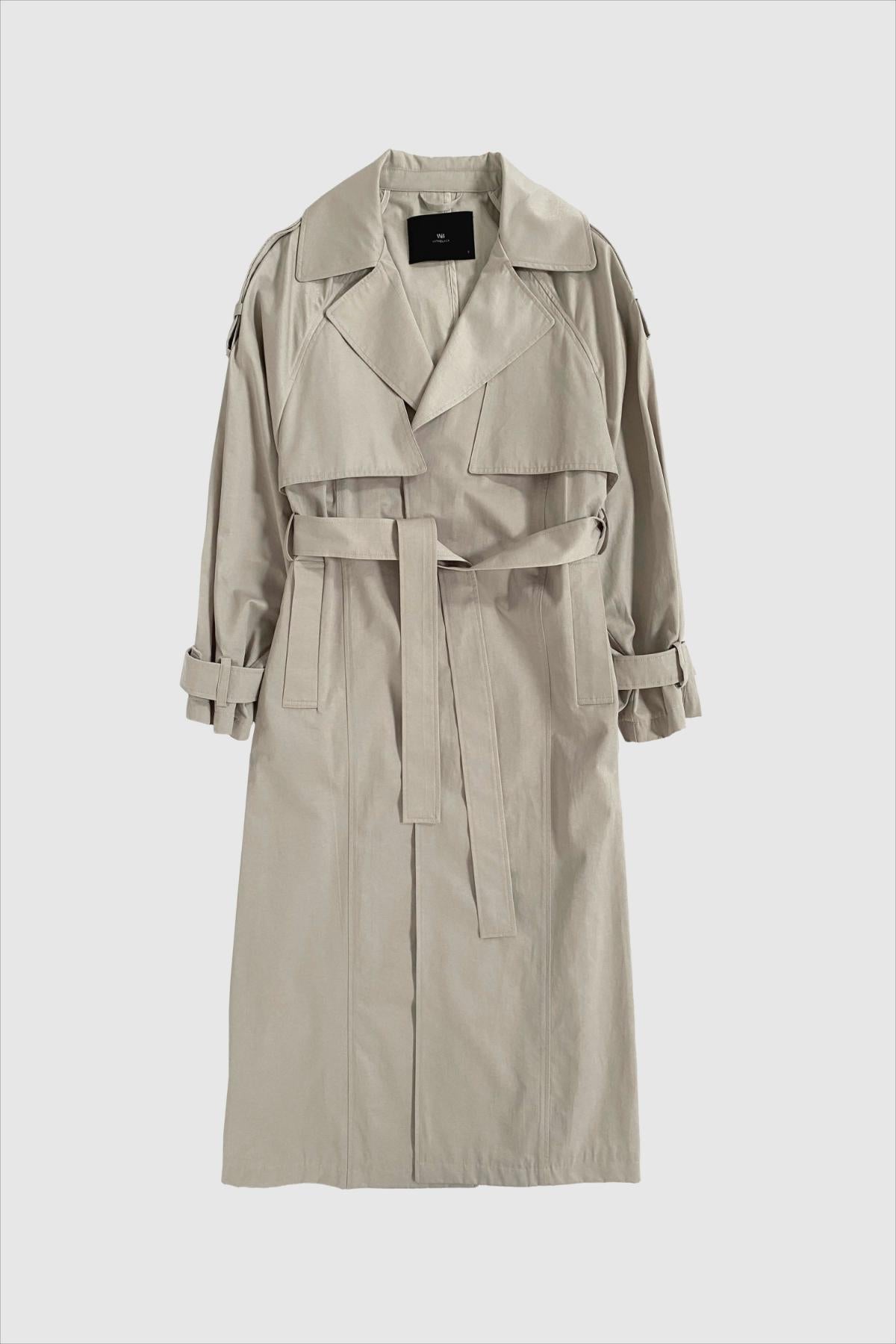 Frontansicht eines klassischen beigen Trenchcoats mit Bindegürtel und Schulterklappen von WithBlack.