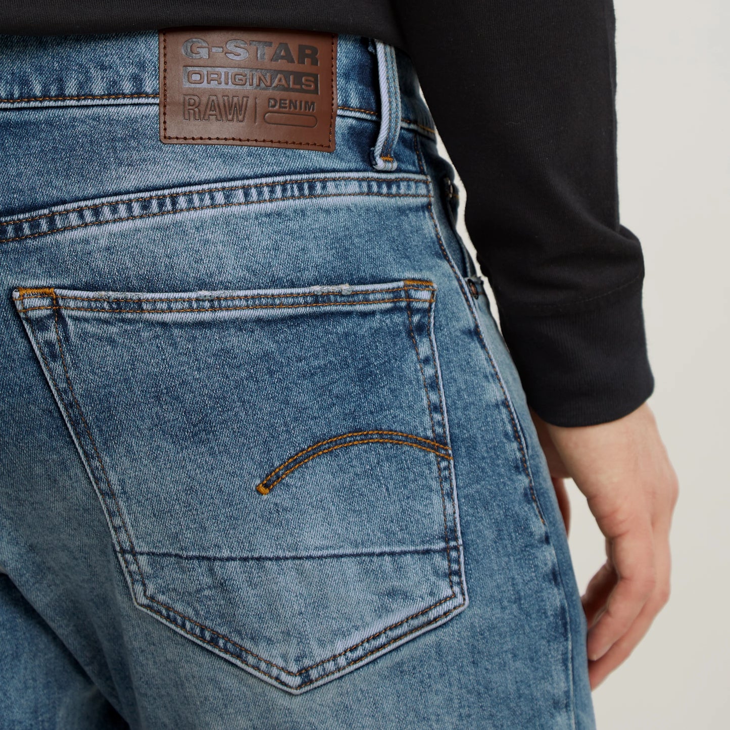 Detailansicht der Gesäßtasche und des Lederlabels der G-Star 3301 - Regular Tapered Jeans in Vintage Azure Waschung