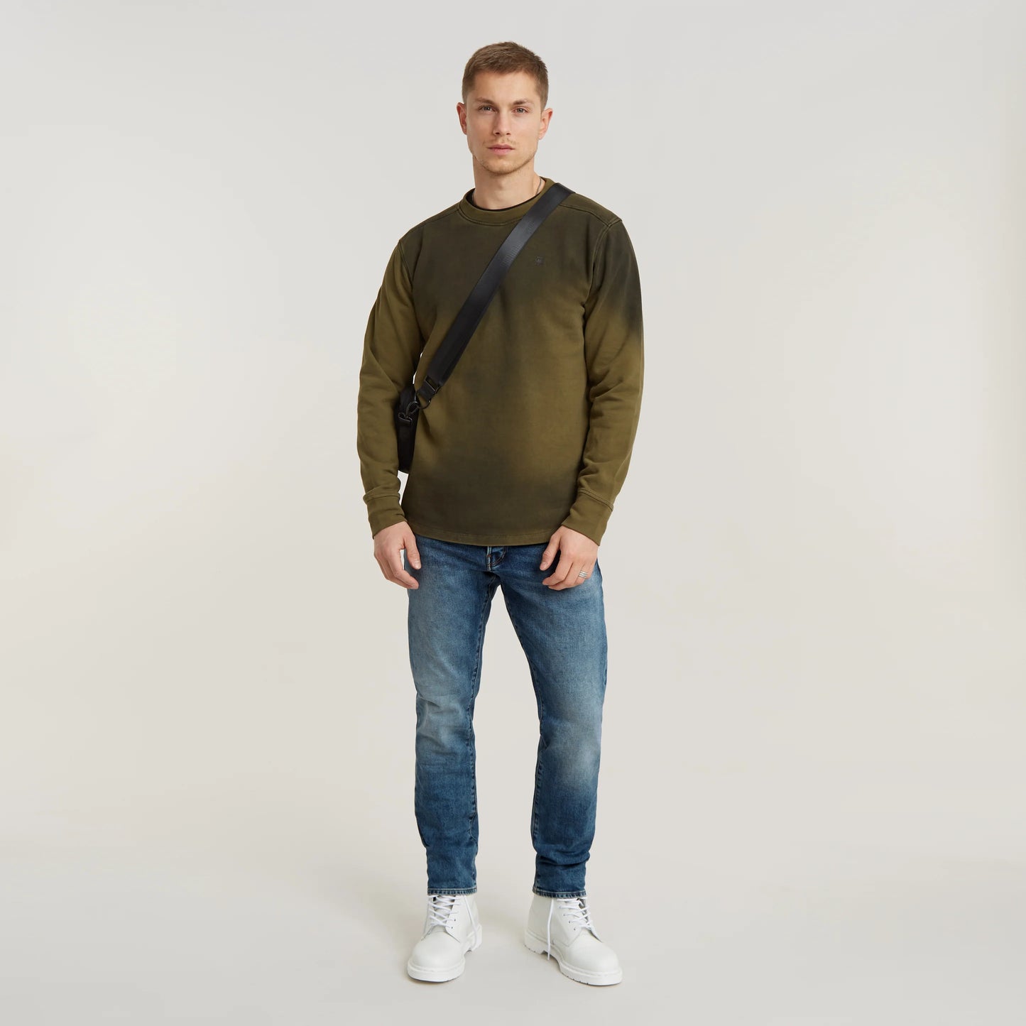 Kompletter Look mit der G-Star 3301 - Regular Tapered Jeans in Vintage Azure an einem Modell