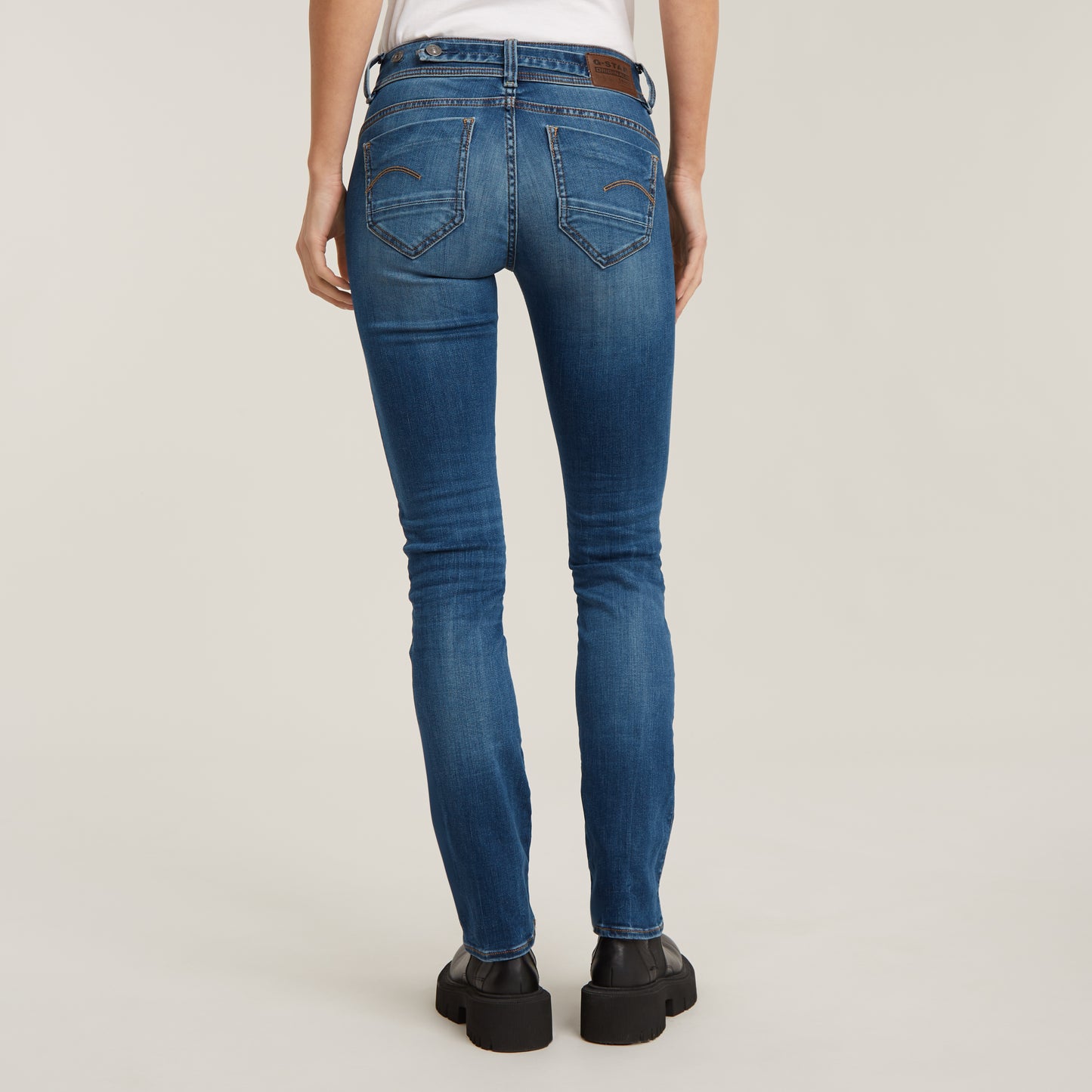 Rückansicht der G-Star Midge Straight Jeans in Medium Indigo Aged mit figurbetonter Passform und klassischen Nähten.