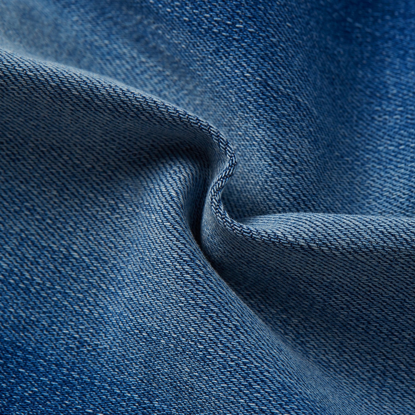 Nahaufnahme des hochwertigen Denimstoffs der G-Star Midge Straight Jeans in Medium Indigo Aged.