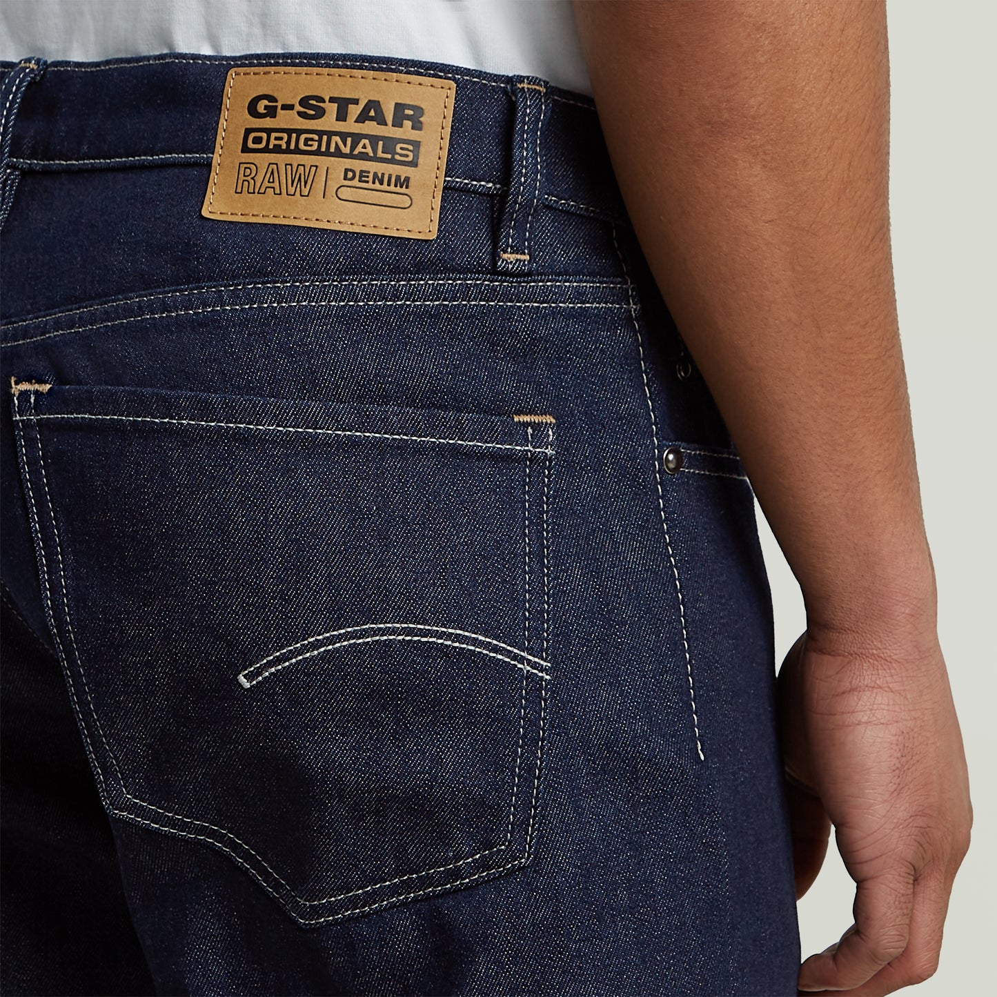 G-Star Mosa - Straight - Neo Raw Denim Jeans Detailansicht der Rückseite mit Gesäßtasche, Kontrastnähten und Logo-Patch