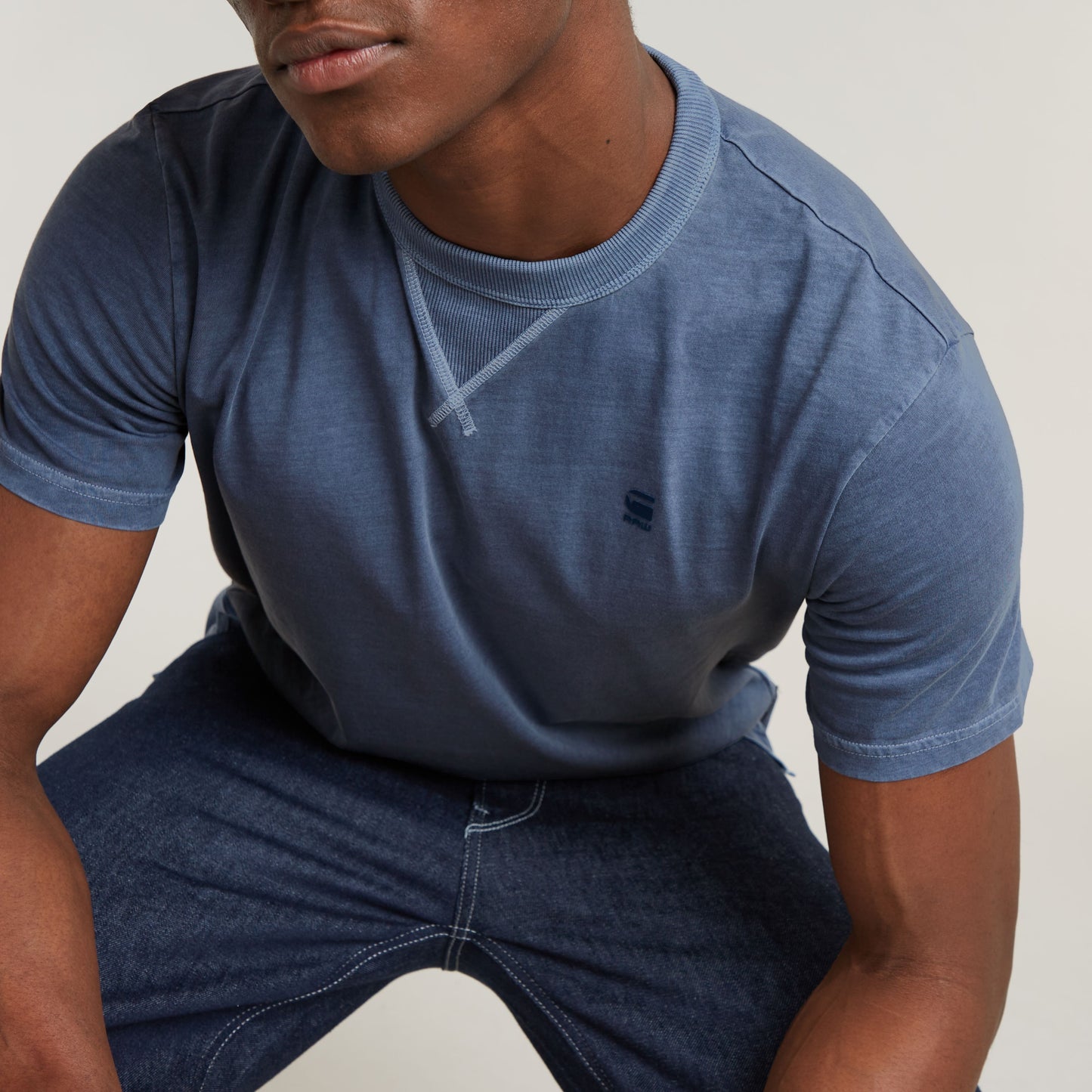 G-Star T-Shirt Nifous in Sea Blue Modell Detail Kragen