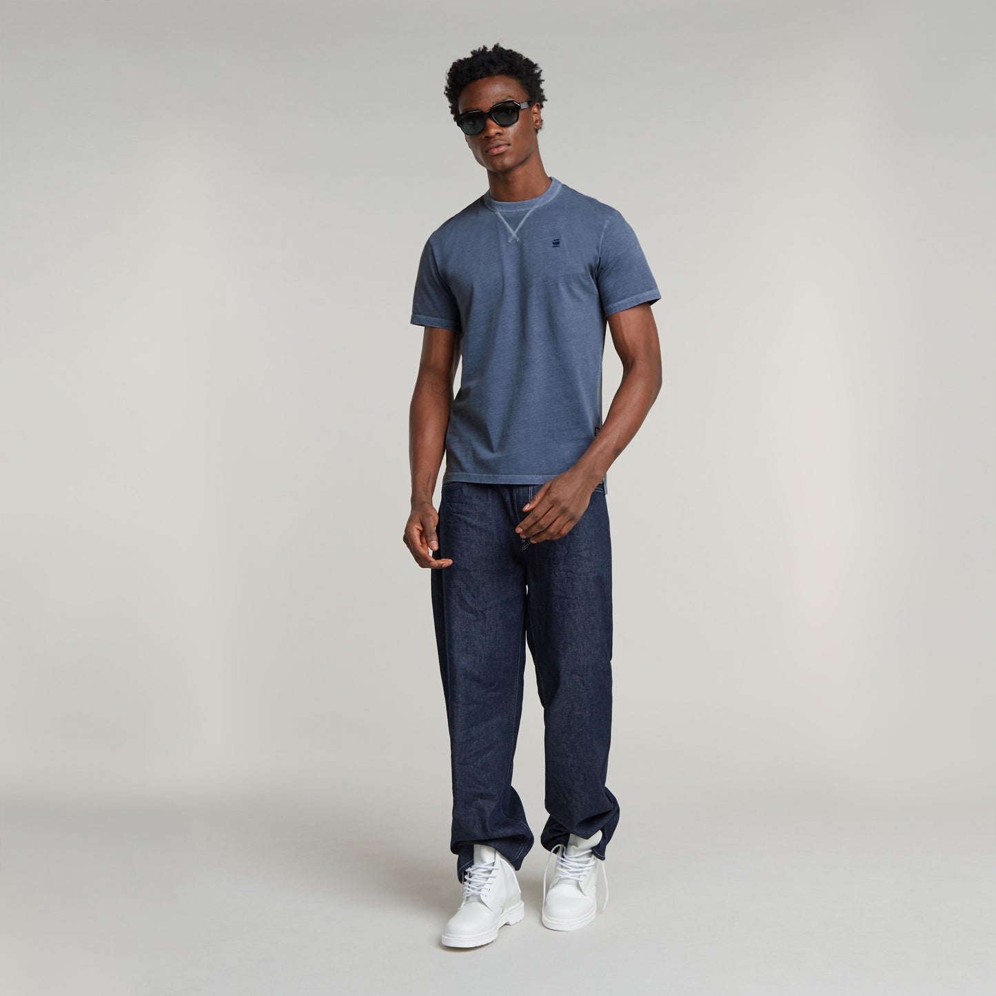 G-Star T-Shirt Nifous in Sea Blue Modell kombiniert mit lockerer Jeans und weißen Sneakers