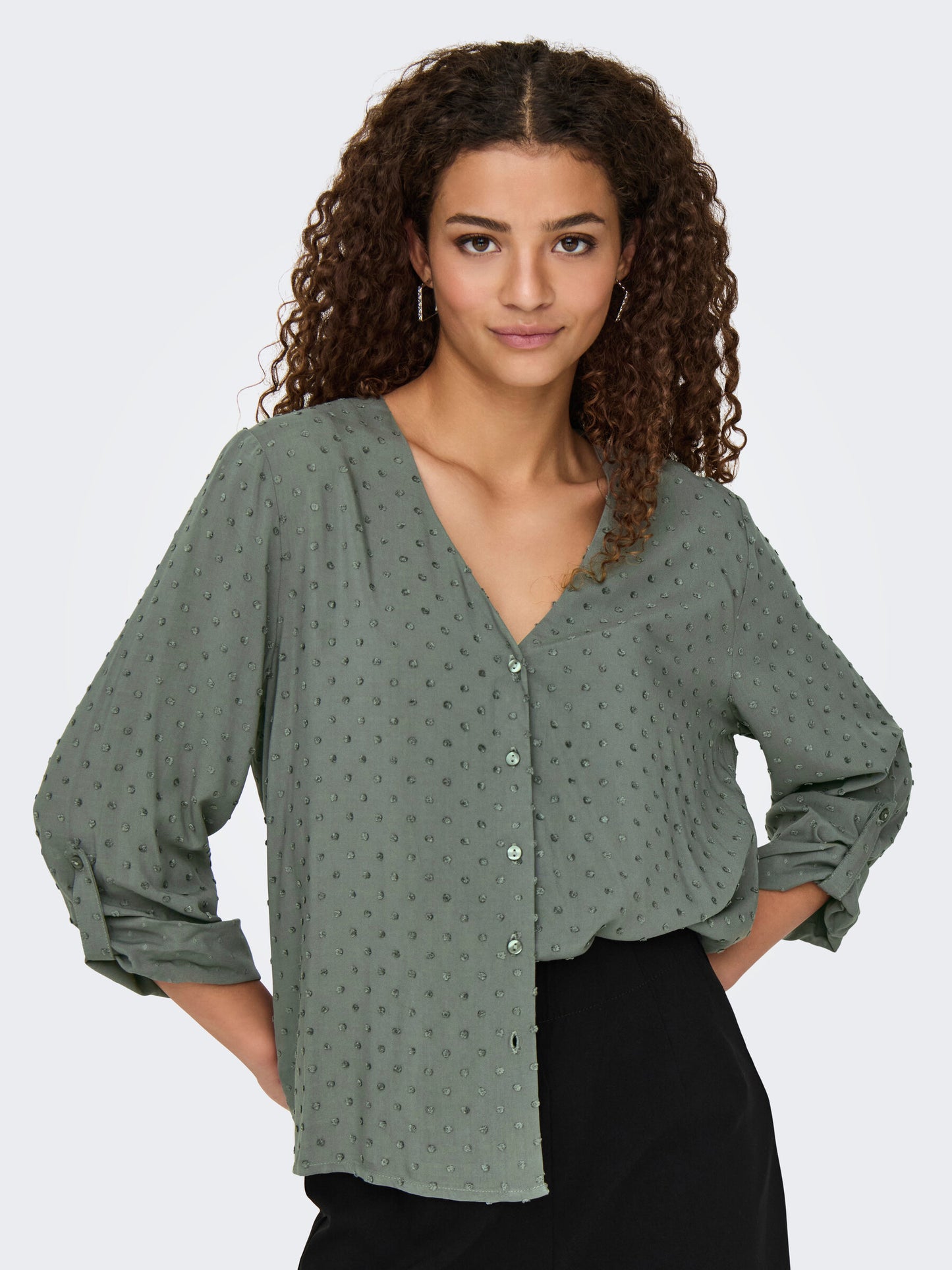 Frontansicht der JDY Diana Bluse in Castor Gray, mit V-Ausschnitt, Knopfleiste und verspielter Punktstruktur.