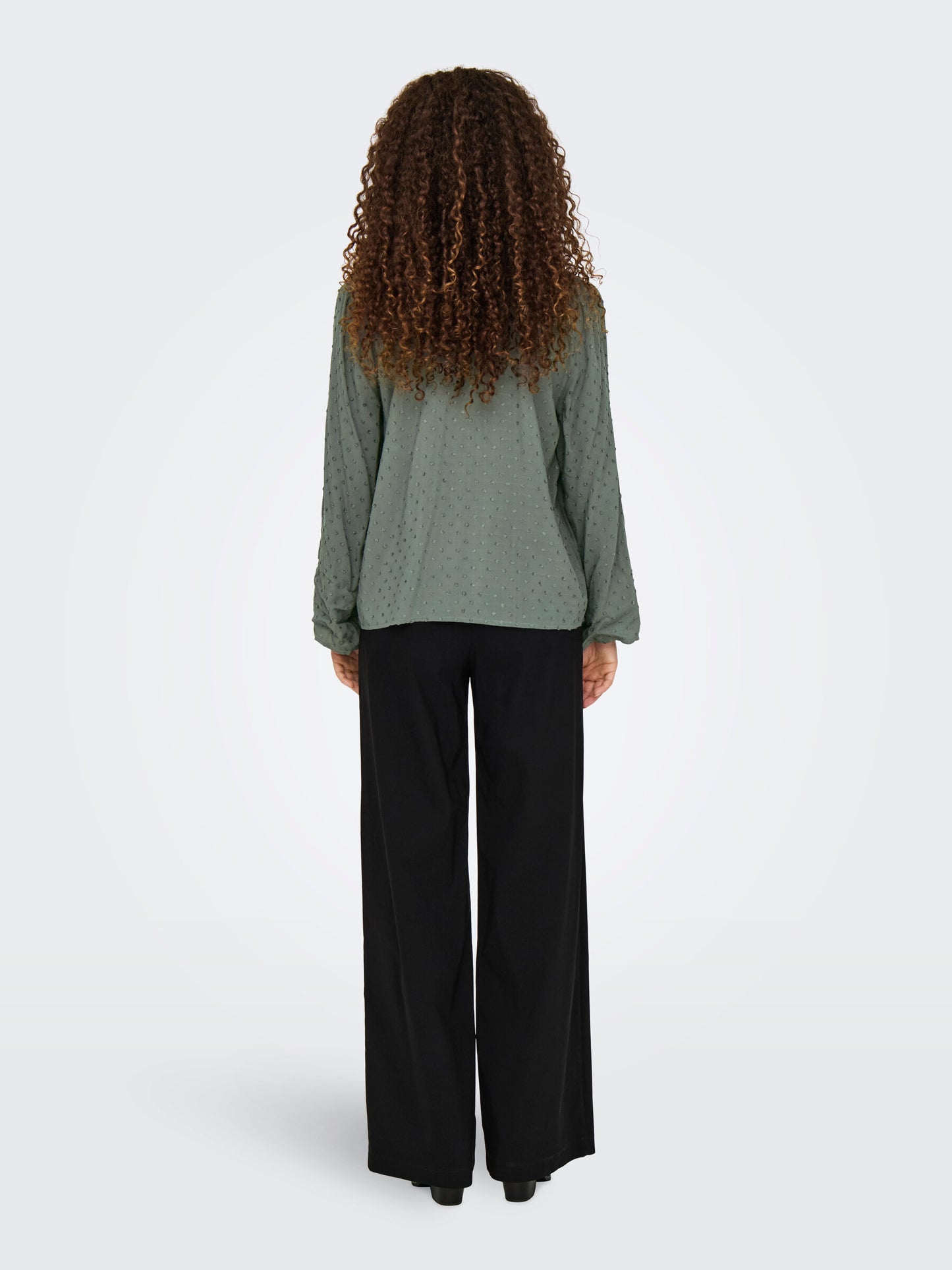 Rückansicht der JDY Diana Bluse in Castor Gray mit lockerer Passform und dezenten Punktstrukturen.