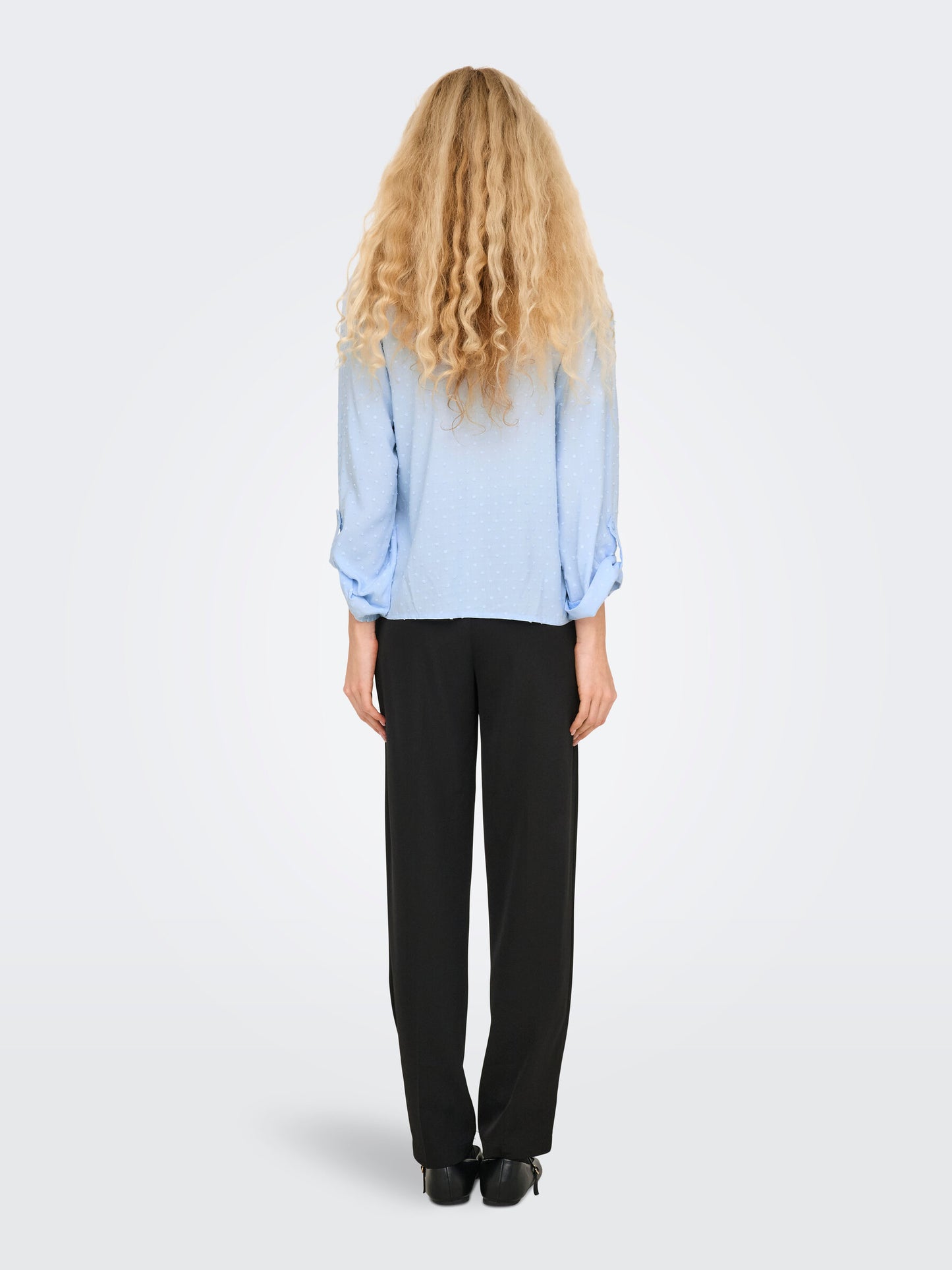 Rückansicht der JDY Diana Bluse in Kentucky Blue mit langen Ärmeln und strukturierter Oberfläche.