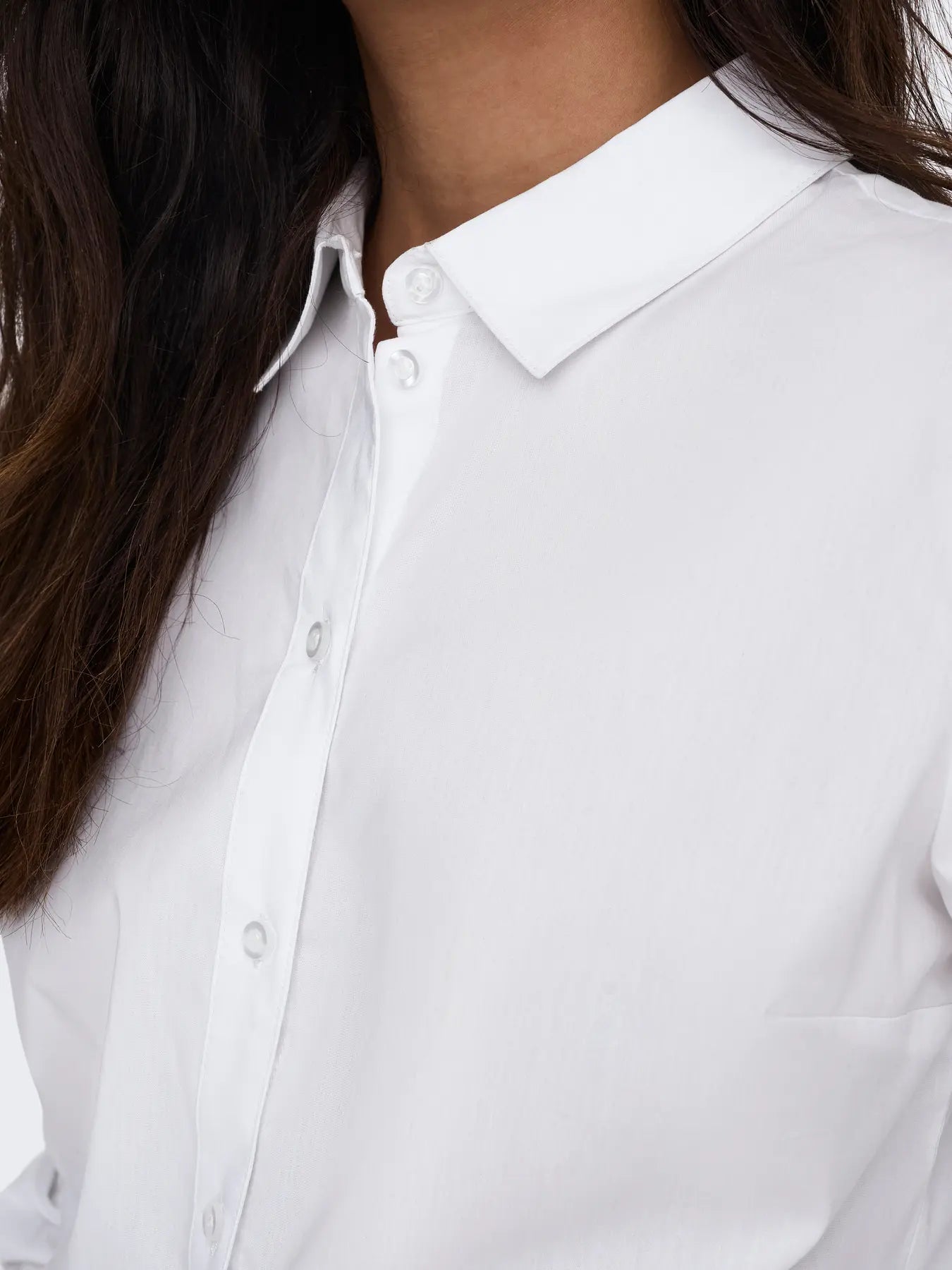 Detailaufnahme des Kragens und der Knopfleiste des JDY Mio Shirt - White – elegantes weißes Damenhemd aus Baumwollmischung.