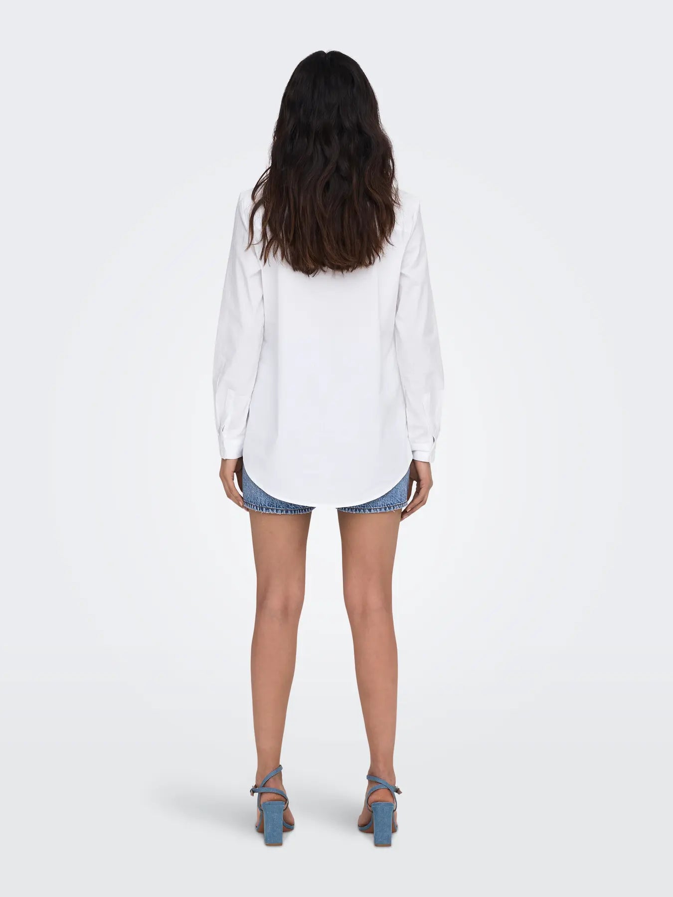 Rückansicht des JDY Mio Shirt - White – langärmliges weißes Hemd für Damen mit leicht abgerundetem Saum.