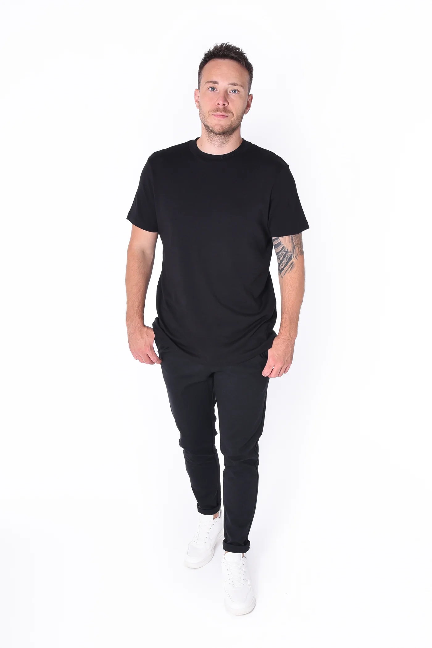 Ganzkörperansicht des Kleinigkeit Bastian Feinsteiger T-Shirts in Schwarz, ideal für einen modernen und schlichten Look.