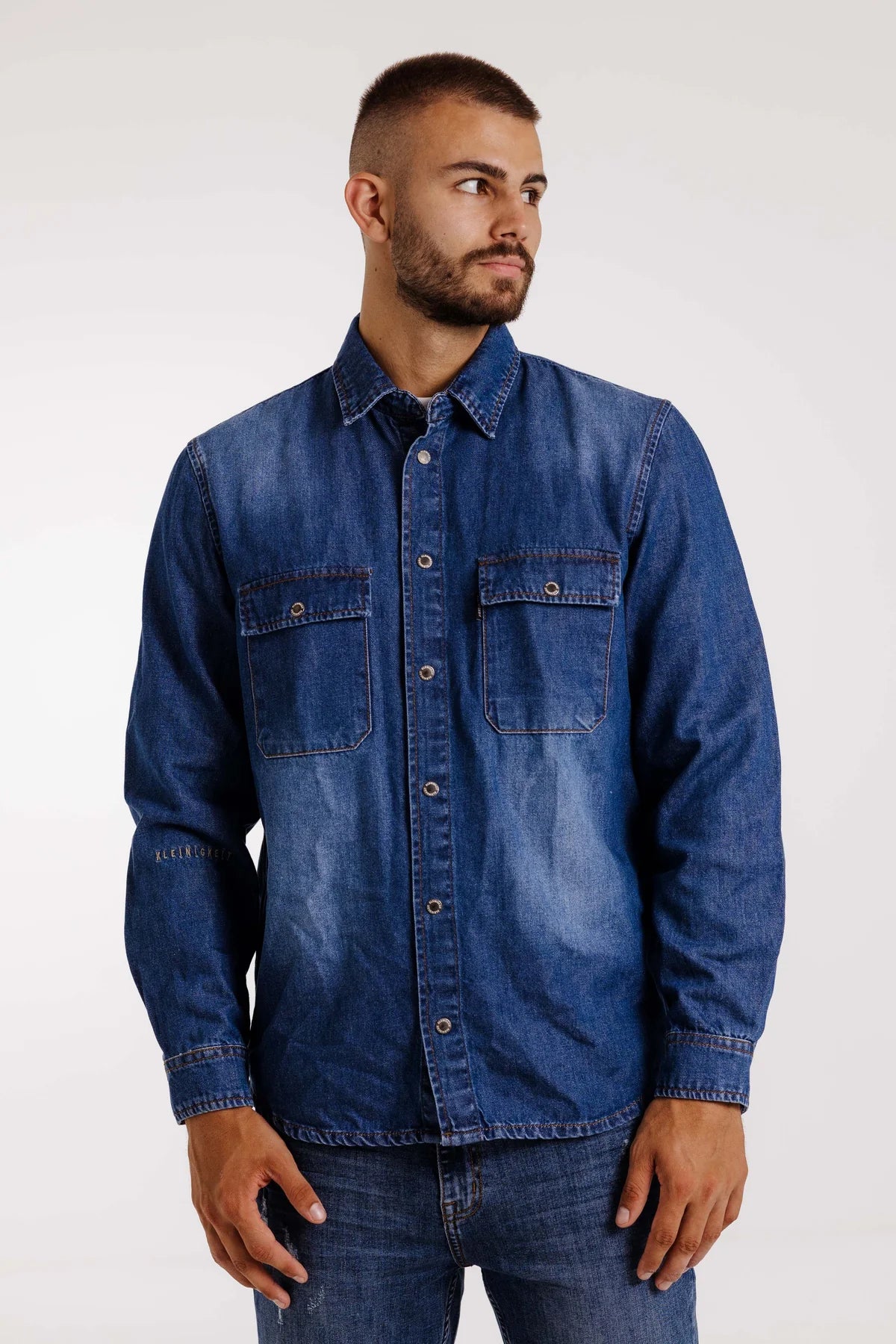Nahaufnahme des Kleinigkeit Jürgen Jeansmann Overshirt Dark Blue mit zwei Brusttaschen und Knopfleiste. Klassischer Denim-Stil für einen zeitlosen Look.