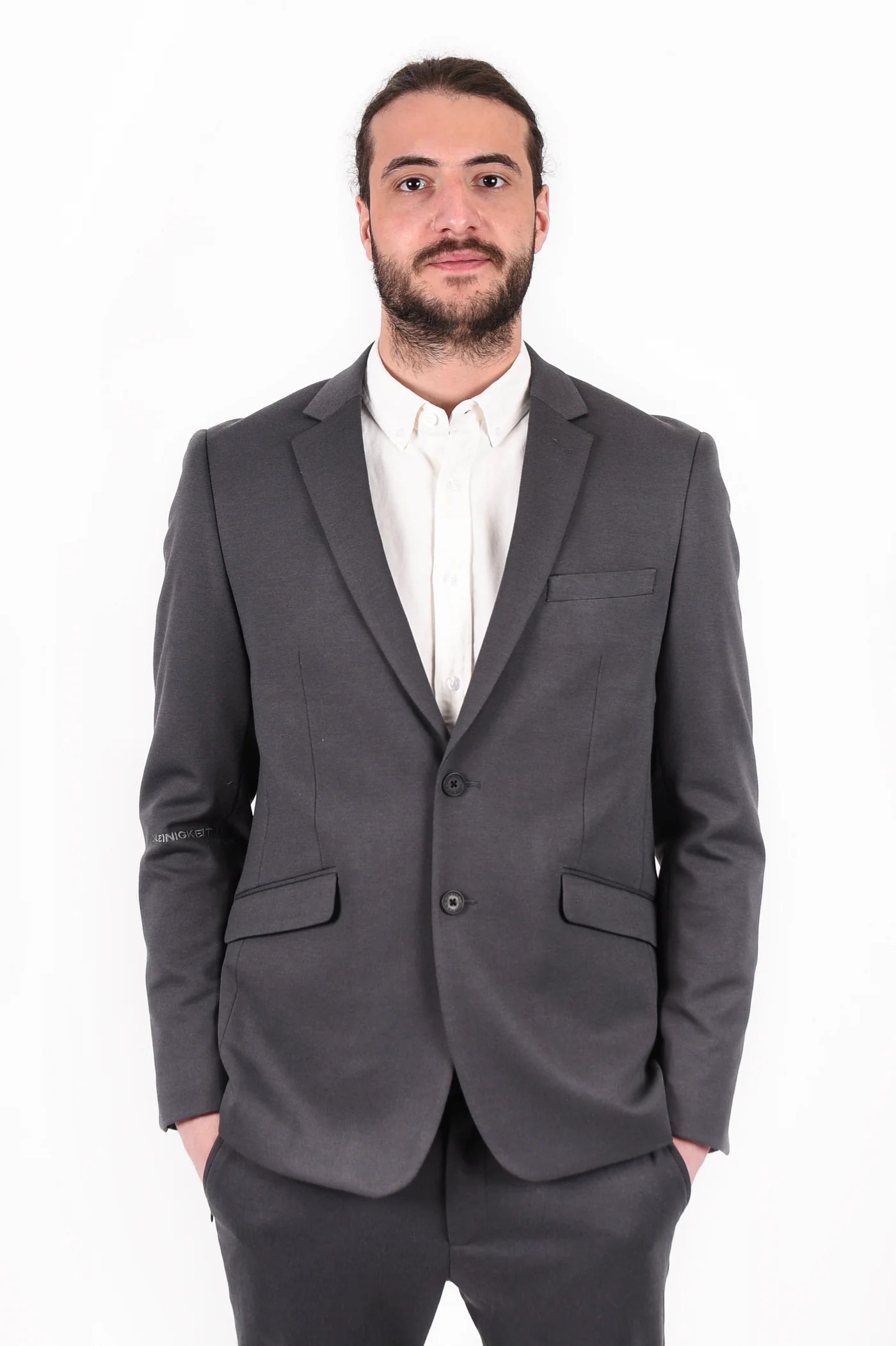 Kleinigkeit Uli Schöneß Sakko in eleganter grauer Farbe mit klassischem Schnitt und Knopfverschluss, perfekt kombiniert mit einer weißen Bluse.