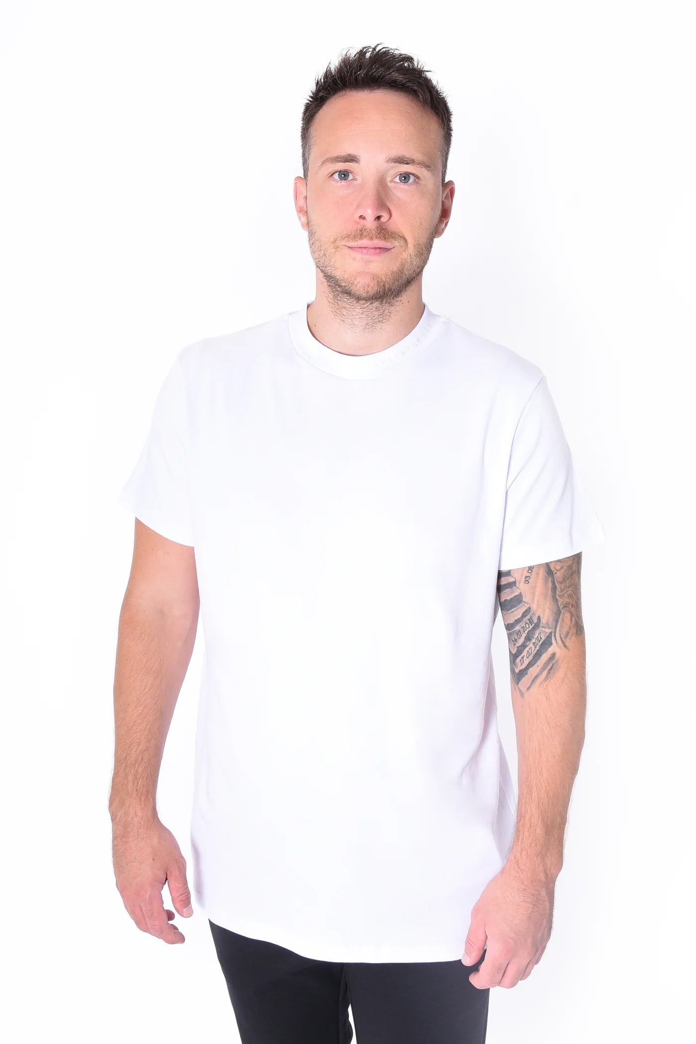 Mann trägt das Kleinigkeit Bastian Feinsteiger White T-Shirt in Weiß mit schlichter Optik und bequemer Passform.