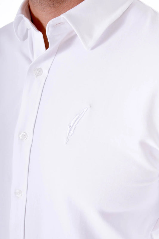 Detailaufnahme des Kleinigkeit Charlie Schön Lang - White mit weißem Stick-Logo auf der Brust, klassischem Hemdkragen und hochwertigen Knöpfen.