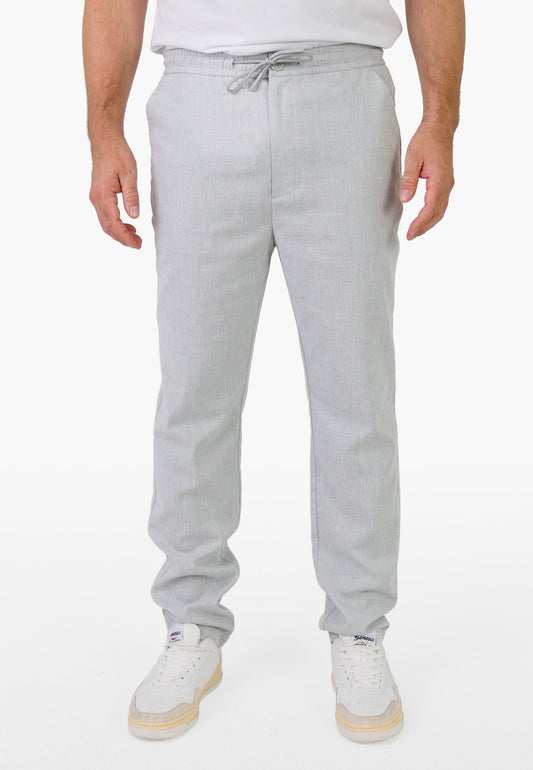 Kleinigkeit Lein Gosling Pants - Salt Grey in Frontansicht, leichte Herren-Leinenhose mit elastischem Bund und Kordelzug in modernem Grau.