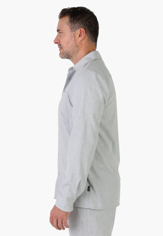 Kleinigkeit Lein Gosling Shirt - Salt Grey Herren Leinenhemd in Seitenansicht, entspannte Passform aus leichtem, atmungsaktivem Leinenstoff