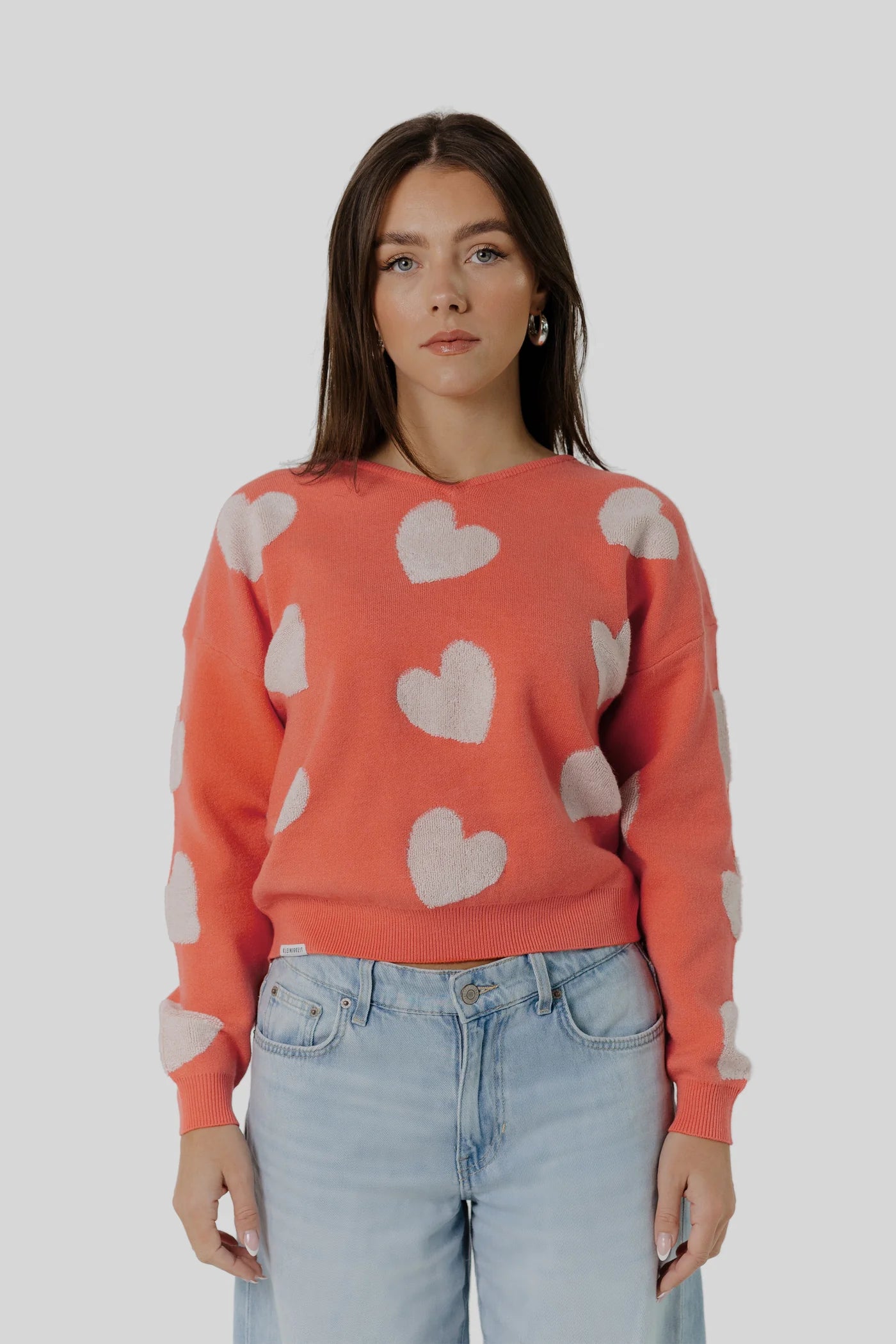 Frontansicht des Kleinigkeit Lovely Wollma Pullovers, perfekt kombiniert mit lässigen Jeans für einen entspannten und stilvollen Look.