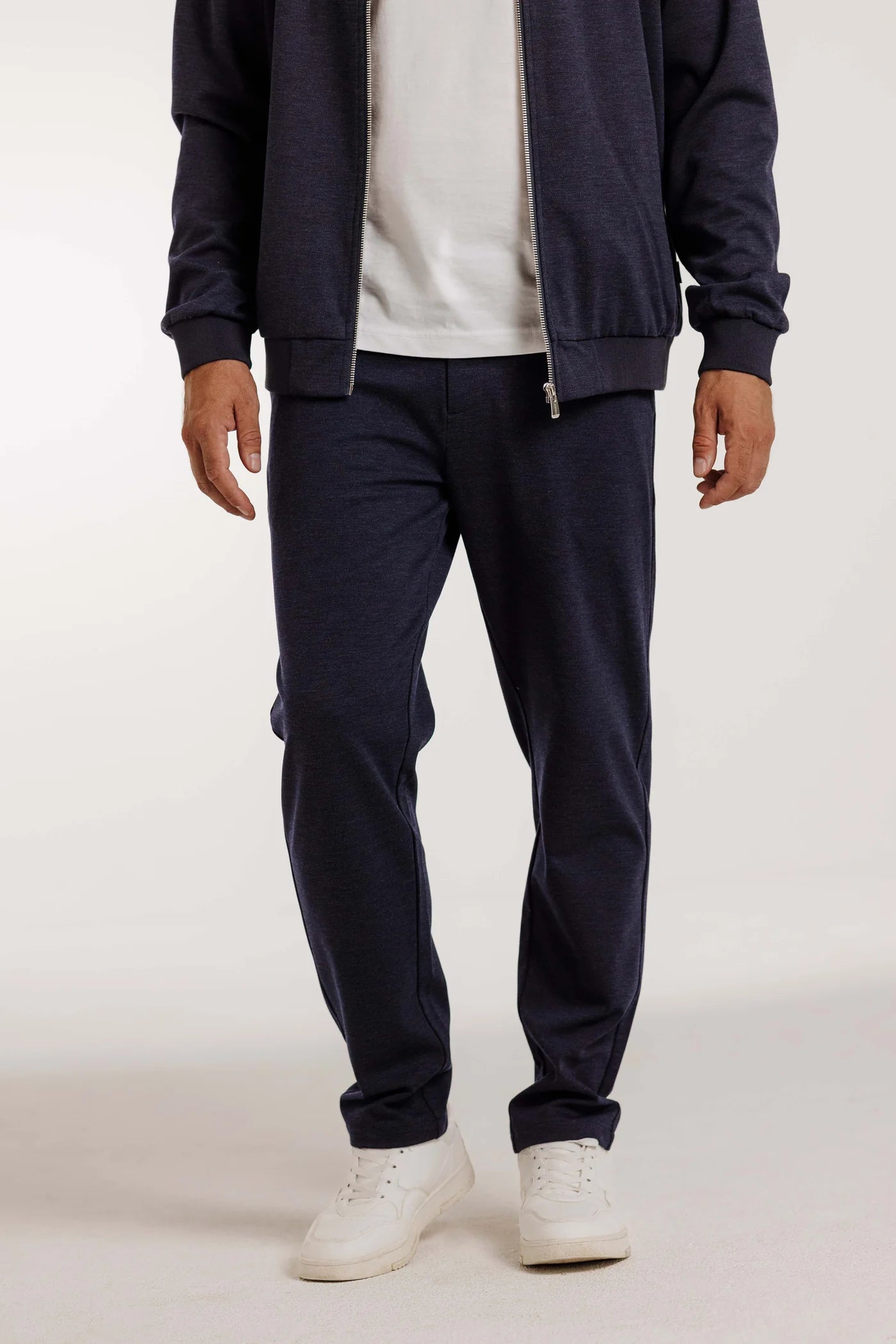 Frontansicht der Kleinigkeit Peter Maffein Pant in Blau mit lässigem Schnitt und hochwertigem Material für maximalen Komfort.