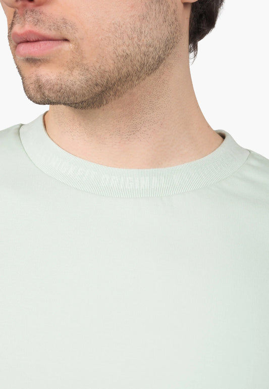 Kleinigkeit Unterragendes Shört - Matcha Green Detailaufnahme vom Rundhalsausschnitt mit feiner Verarbeitung und weichem Stoff