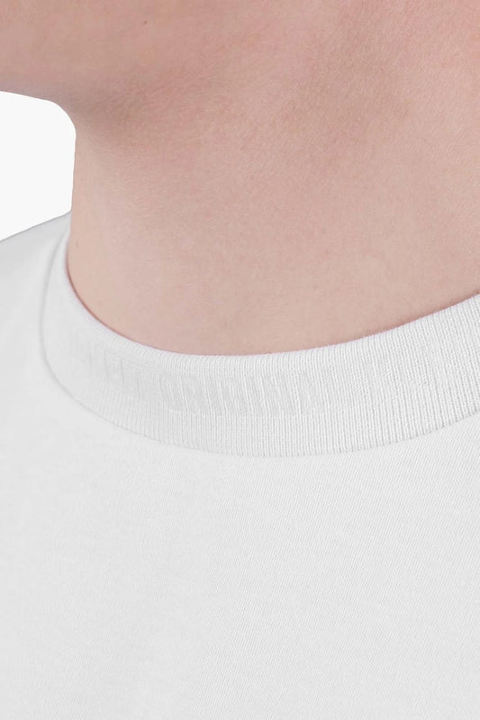 Detailaufnahme vom Kleinigkeit Unterragendes Shört - White mit fein verarbeitetem Rundhalsausschnitt und hochwertigem, weichem Baumwollstoff.