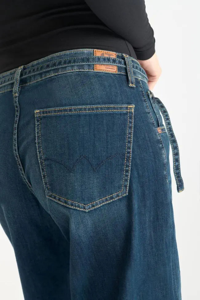 Rückseitiges Detail der Le Temps Des Cerises Lauryn Mid Waist Wide Leg Jab Blue N3 Variante 2 Jeans – Gesäßtaschen und Waschung