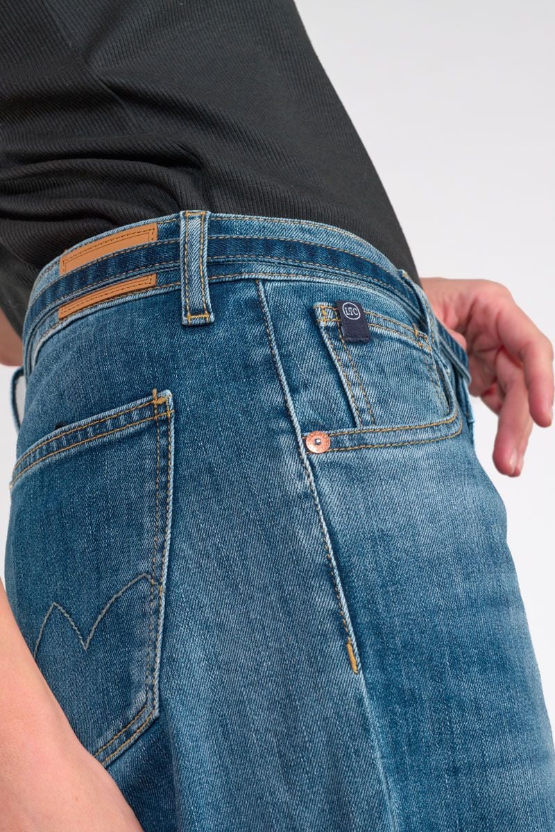 Detailaufnahme des hinteren Bundes der Le Temps des Cerises Leal Lauryn - Mid Waist Wide Leg Jeans in Jab Blue N3, mit sichtbarem Logo und markanter Waschung.