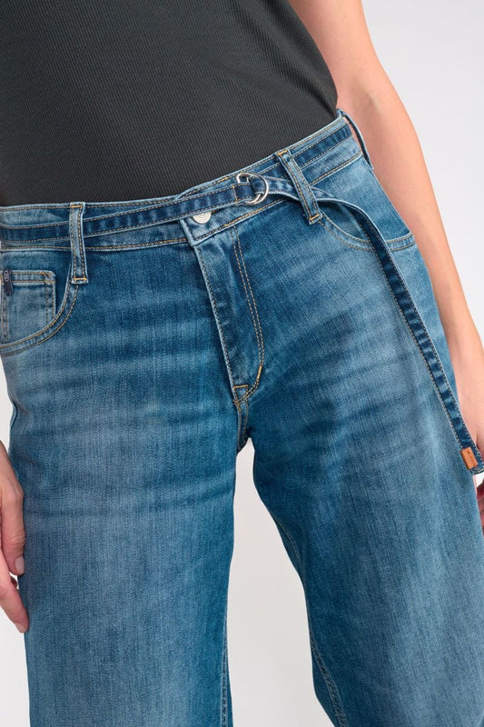 Nahaufnahme der Vorderseite der Le Temps des Cerises Leal Lauryn - Mid Waist Wide Leg Jeans in Jab Blue N3 mit integriertem Bindegürtel für ein stylisches Finish.