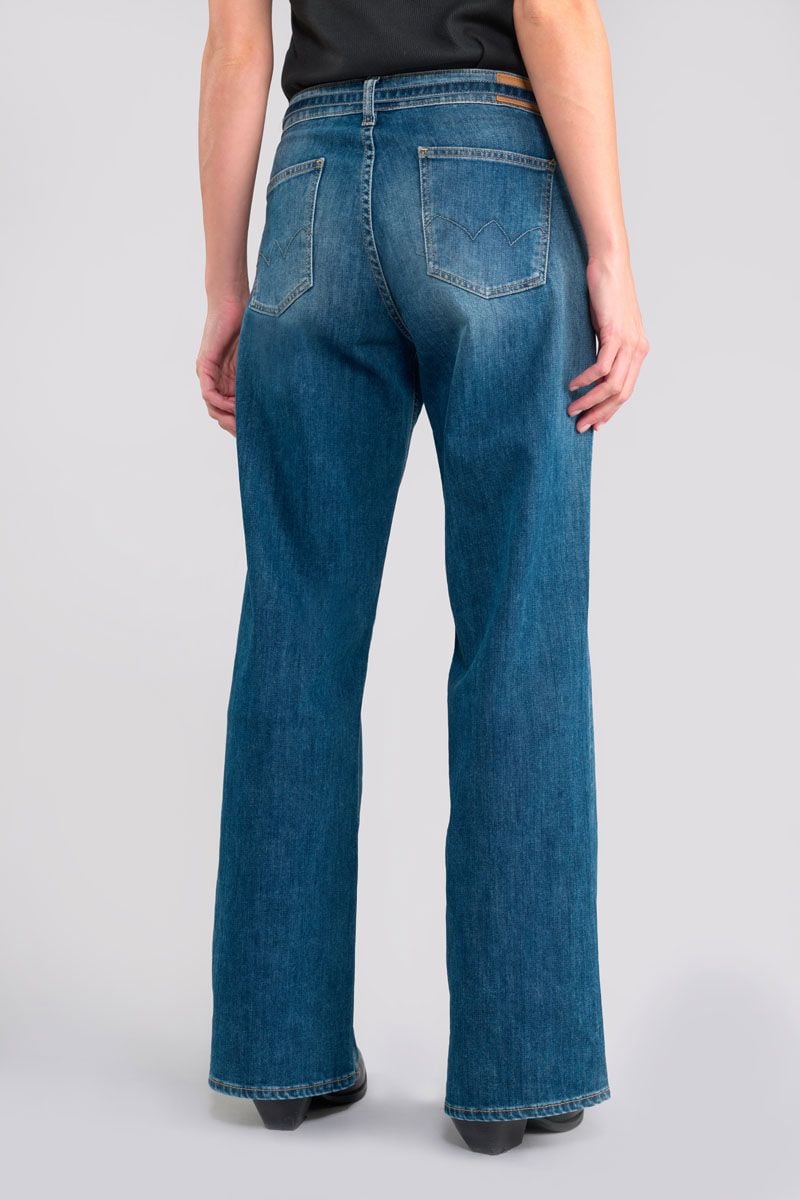 Rückansicht der Le Temps des Cerises Leal Lauryn - Mid Waist Wide Leg Jeans in Jab Blue N3, getragen von einem Model, mit weitem Beinverlauf und klassischem Denim-Finish.