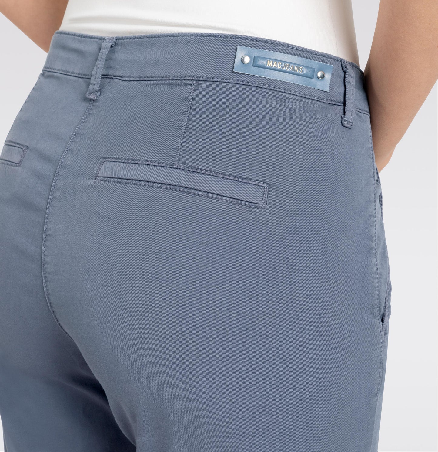 Hochwertige Verarbeitung der Mac Chino Turn Up Slim Grisaille mit Mac Jeans Logo-Applikation. Bequemer und stilvoller Look mit hochwertiger Baumwollqualität.
