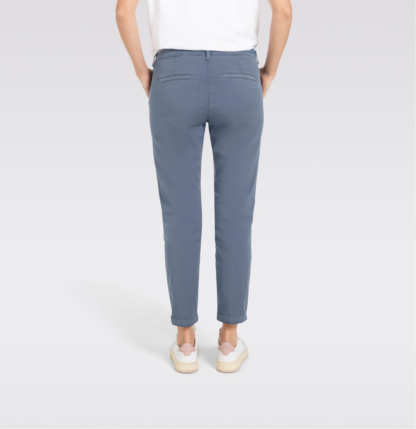 Rückansicht der Mac Chino Turn Up Slim Grisaille mit Paspeltaschen und figurbetonter Passform. Perfekt für elegante und lässige Outfits.