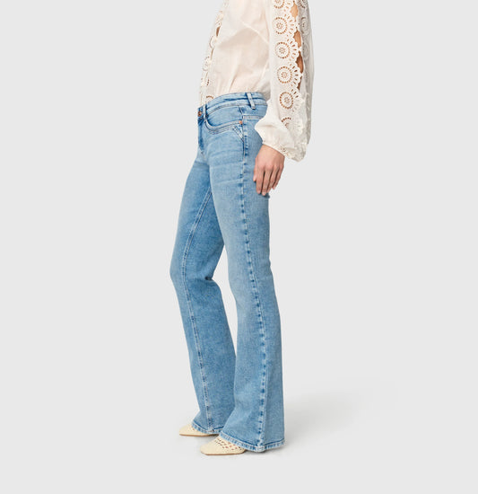 Mac Detroit - Mid Waist Flared - 90´s Cool Wash Jeans in Seitenansicht mit Mid Waist Bundhöhe und flared Silhouette im 90er-Style.