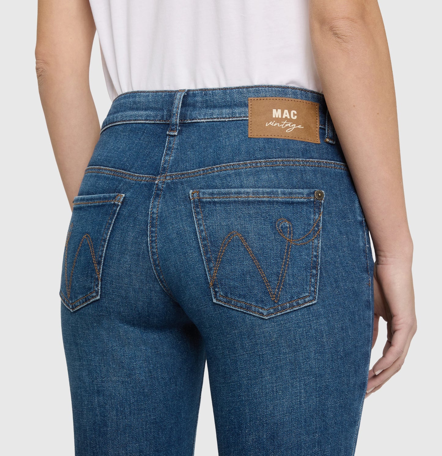 Mac Detroit - Mid Waist Flared - Essential Mid blue Jeans Detailaufnahme der Gesäßtaschen mit Ziernaht und MAC Vintage Label.